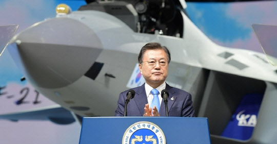 문재인(사진) 대통령이 9일 경남 사천시 한국항공우주산업(KAI) 고정익동에서 열린 한국형전투기 보라매(KF-21) 시제기 출고식에서 기념연설을 하고 있다. <연합뉴스>